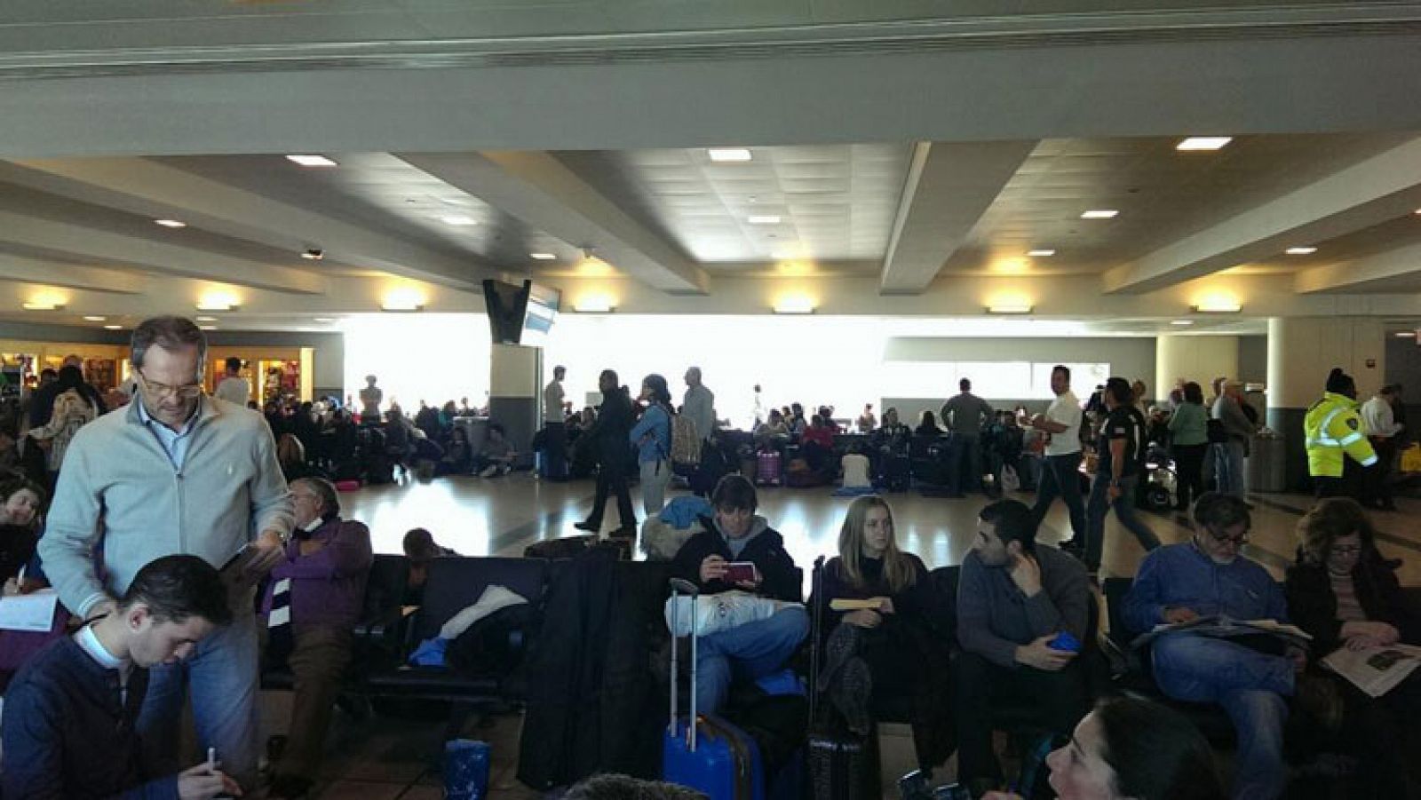 Informativo 24h: Cerca de 350 españoles permanecen atrapados en el aeropuerto JFK de Nueva York | RTVE Play