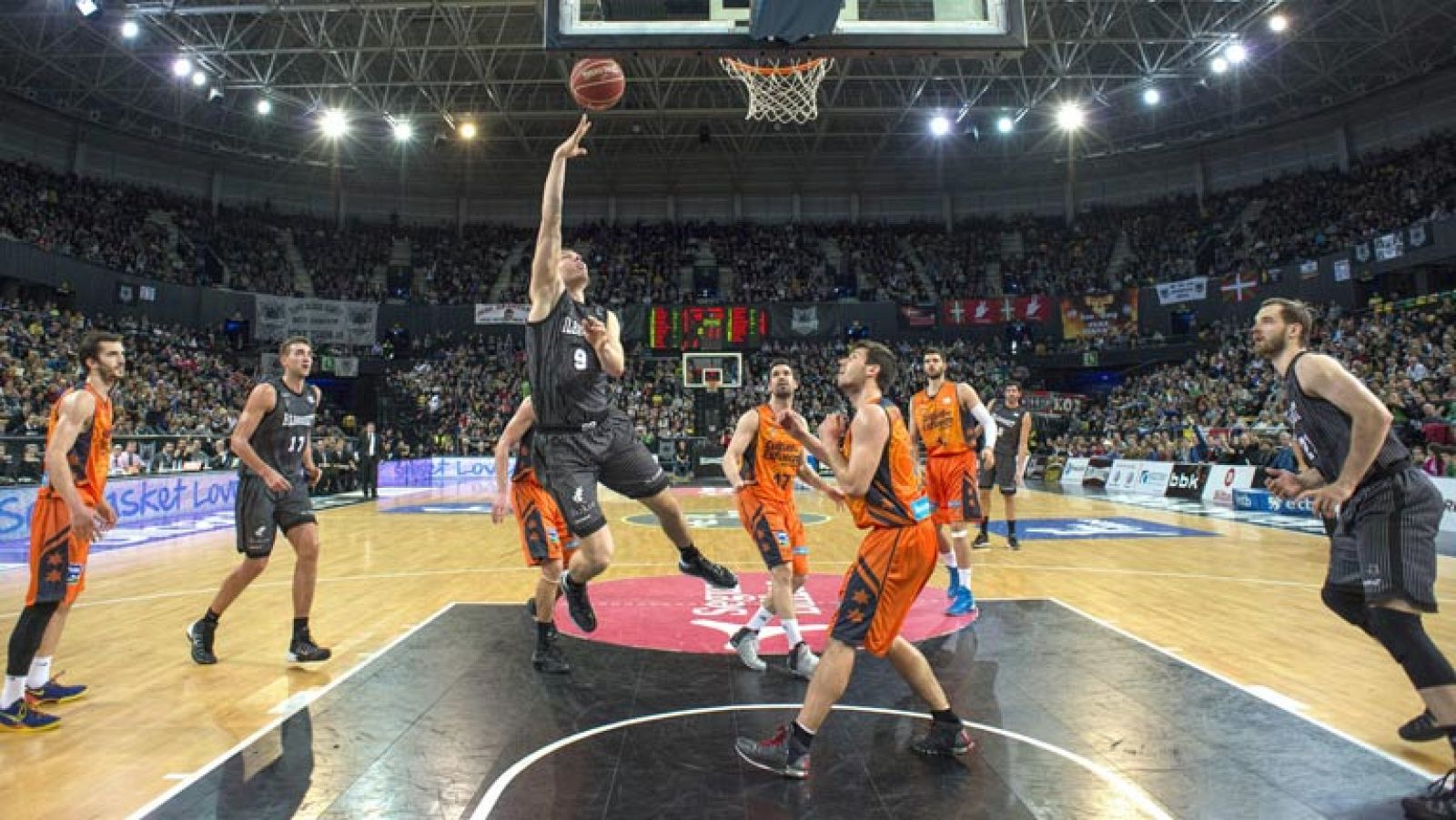 El Valencia le ha complicado al Bilbao Basket su presencia en la Copa del Rey que se disputará a primeros de febrero en Málaga ganándole en el Bilbao Arena de Miribilla (80-83) en un partido muy igualado y que no se ha decidido hasta los segundos finales de juego.