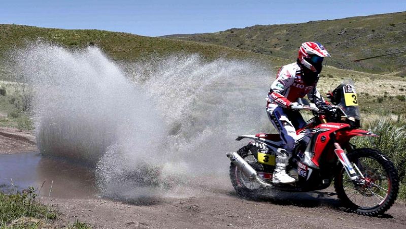 El piloto español Joan Barreda tuvo hoy un debut inmejorable con Honda en un Dakar al ganar la primera etapa del rally, aunque también tuvo un pequeño susto al sufrir una leve caída debido a la dificultad del terreno y a la inadecuada configuración d