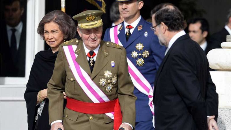 El rey elogia a los militares en la crisis