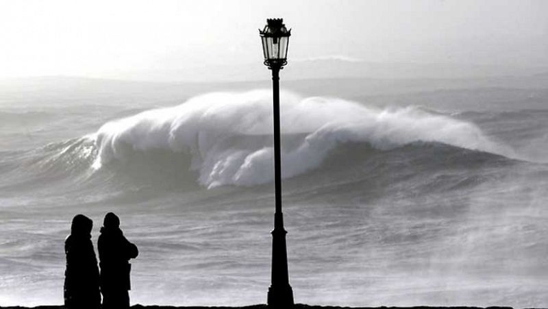 El fuerte oleaje arrastra a tres personas que paseaban cerca de la costa, en A Coruña