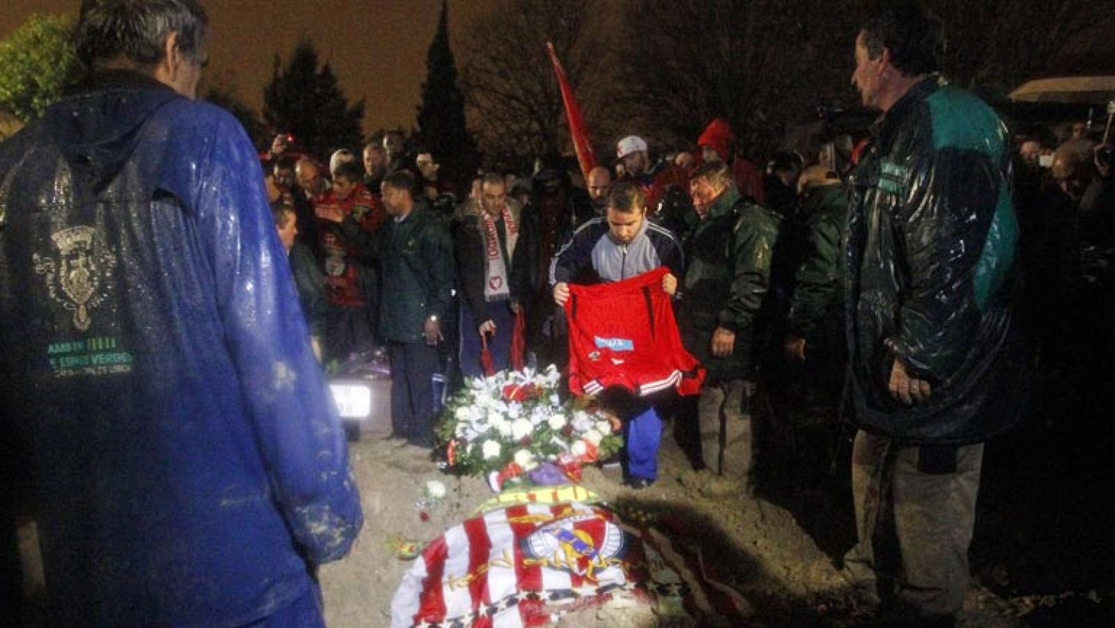 Portugal se ha despedido de Eusébio da Silva Ferreira, fallecido la madrugada del domingo, con dolor, lágrimas y aplausos de miles de ciudadanos de a pie que salieron a la calle para dar el último adiós al aclamado "rey" del fútbol luso.

Las ceremonias fúnebres comenzaron a primera hora de la mañana con la apertura de las puertas del Estadio de La Luz, -donde se instaló la capilla ardiente con el féretro del futbolista para que todos los que quisieran acudiesen a despedirle-, y se prolongaron hasta primera hora de la noche, cuando se ofició el entierro.