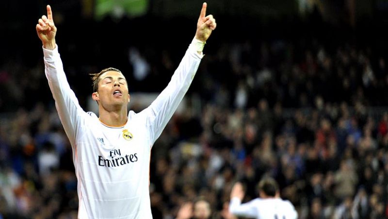 El portugués Cristiano Ronaldo, autor de dos de los tres goles de la victoria del Real Madrid ante el Celta (3-0), superó en la clasificación de anotadores al hispano-brasileño Diego Costa, que no marcó en la victoria el Atlético ante el Málaga (0-1)