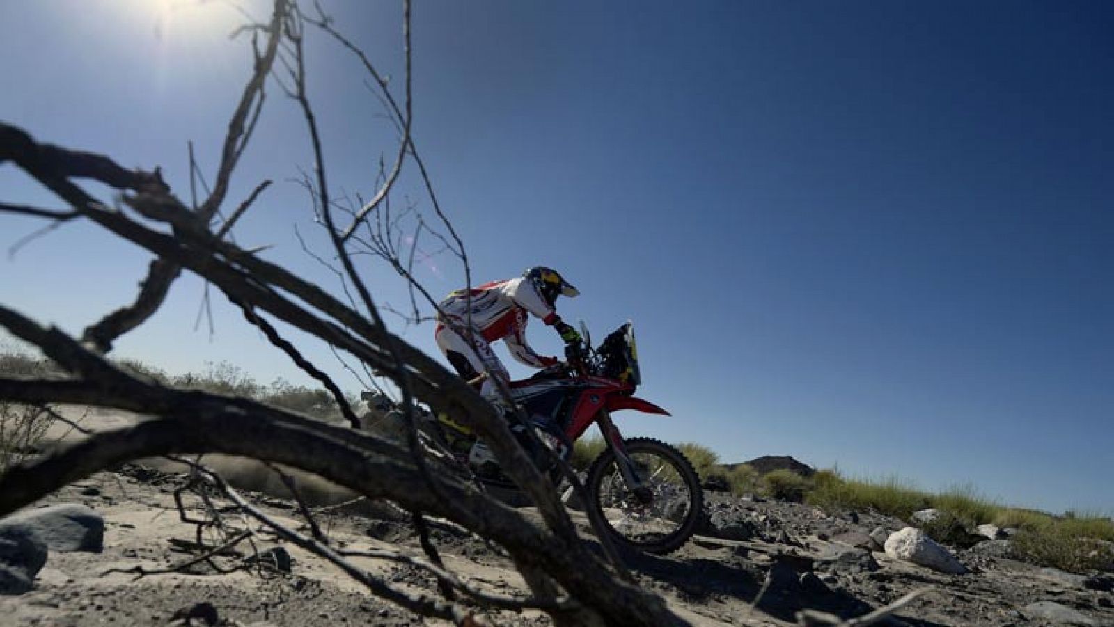 El piloto de motos británico Sam Sunderland (Honda) ha ganado la segunda etapa del Dakar 2014, entre San Luis y San Rafael, por delante del chileno Francisco 'Chaleco' López, segundo a 39 segundos. El francés Stéphane Peterhansel (Mini) se convirtió hoy en el nuevo líder del Dakar tras adjudicarse la segunda etapa, entre San Luis y San Rafael, por delante del español Carlos Sainz (SMG).