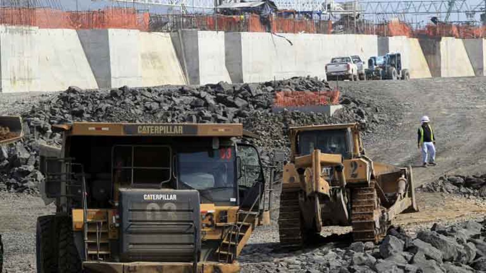 El Canal de Panamá y Sacyr se reunen esta tarde para retomar las obras - Informativo 24h | Ver