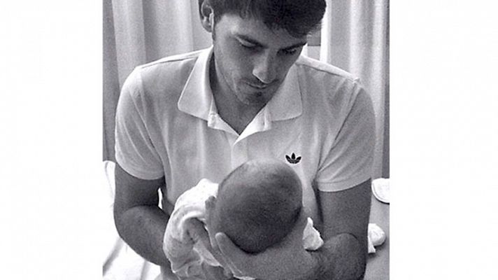 Iker Casillas presenta a su hijo