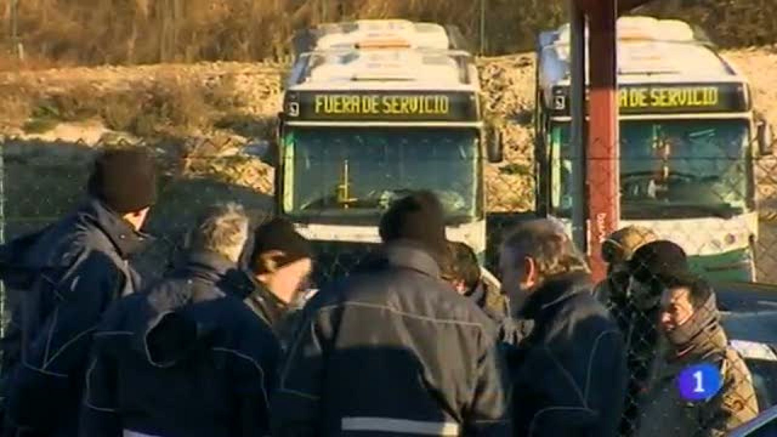  La Huelga de las villavesas puede desconvocarse en las próximas horas. esta noche, asamblea entre los trabajadores para votar el nuevo preacuerdo con la empresa. Los parlamentarios navarros aprueban conglarse otro año más el salario. Se inician las rebajas con perspectivas optimistas entre los comerciantes. Tudela celebra un premio de 2,5 millones de euros en la Loteria del Niño. Osasuna, a punto de cerrar el fichaje del delantero paraguayo Acuña. - 07/01/2014