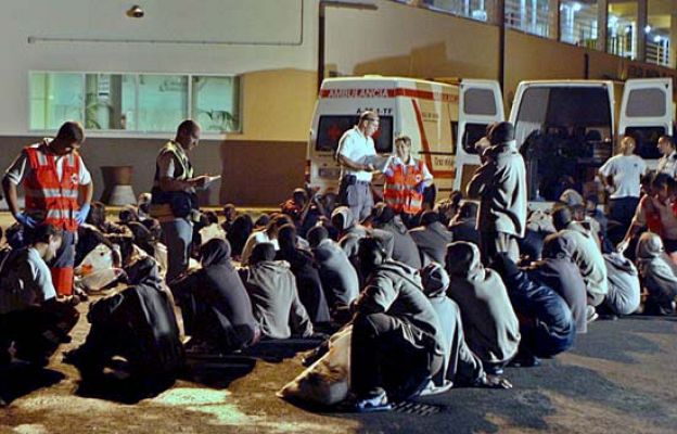  - Llegan 2 cayucos a Canarias