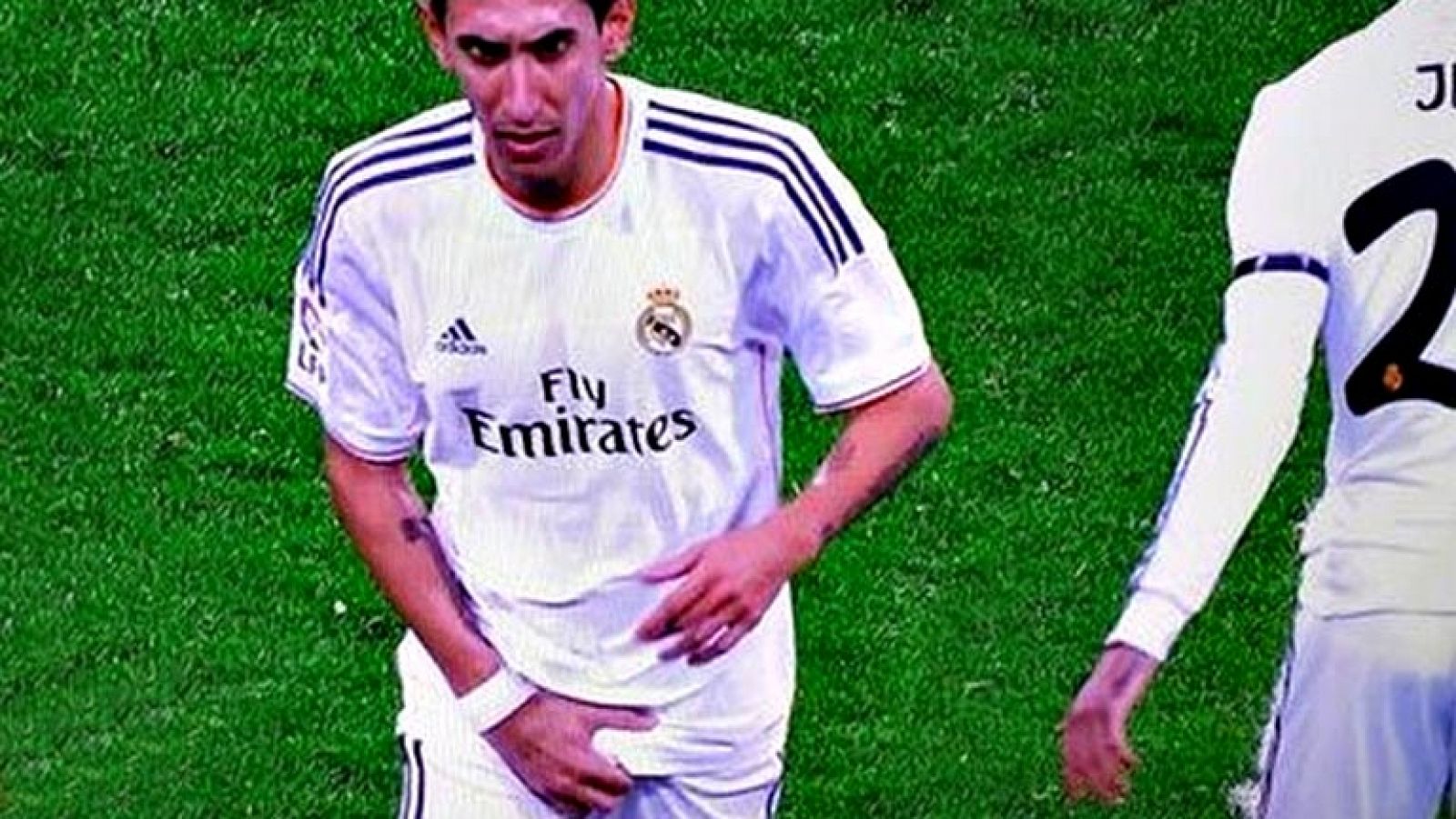 El mediocampista argentino del Real Madrid Ángel Di María ha asegurado que el polémico gesto que realizó durante el partido ante el Celta de Vigo cuando fue sustituido por el galés Gareth Bale, en medio de los silbidos de la grada, "no fue hacia nadie. Sólo me acomodé el pantalón".