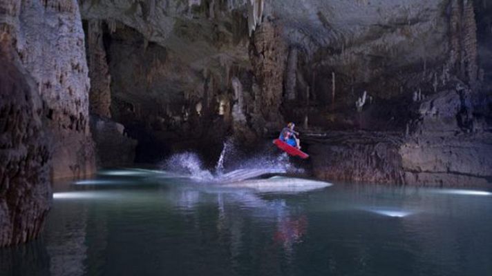 Surfeando en la gruta de Jeita