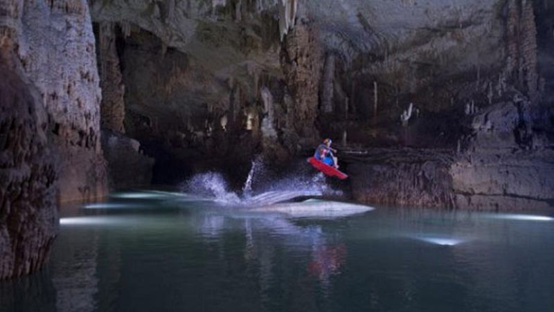 Surfeando en la gruta de Jeita 
