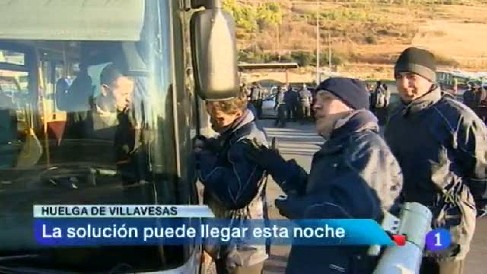   La Huelga de las villavesas puede desconvocarse en las próximas horas. esta noche, asamblea entre los trabajadores para votar el nuevo preacuerdo con la empresa. Los trabajadores de Goshua , por su parte, inician su huelga indefinida ante los recortes. Se inician las rebajas con perspectivas optimistas entre los comerciantes. Tudela celebra un premio de 2,5 millones de euros en la Loteria del Niño. Osasuna, a punto de cerrar el fichaje del delantero paraguayo Acuña. - 07/01/2014