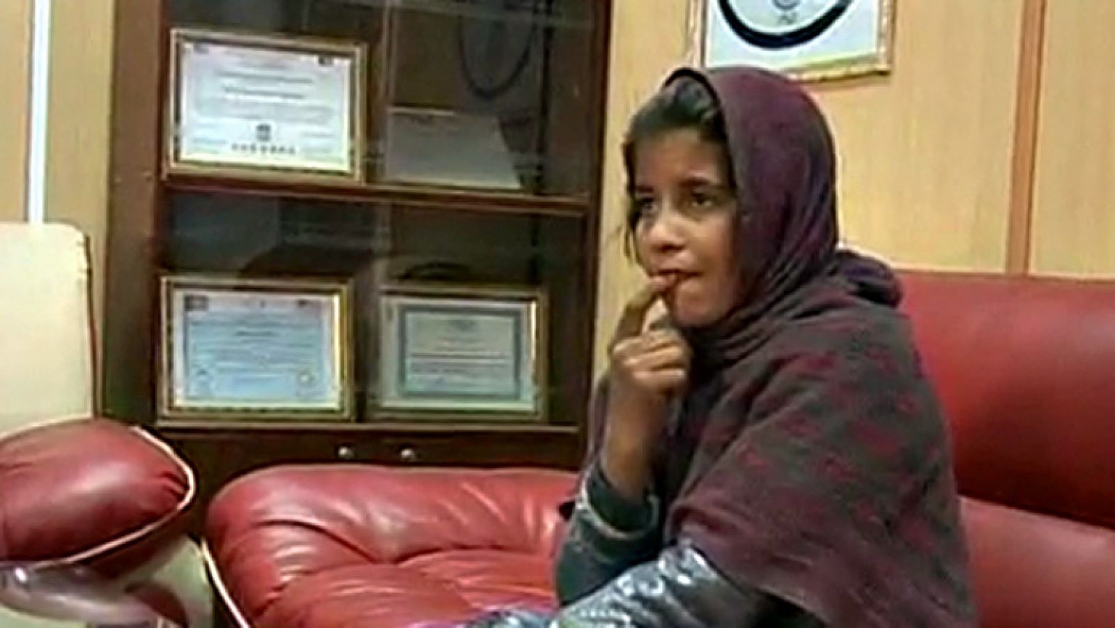 Sin programa: Una niña afgana de 10 años denuncia que su familia quiso convertirla en terrorista suicida | RTVE Play