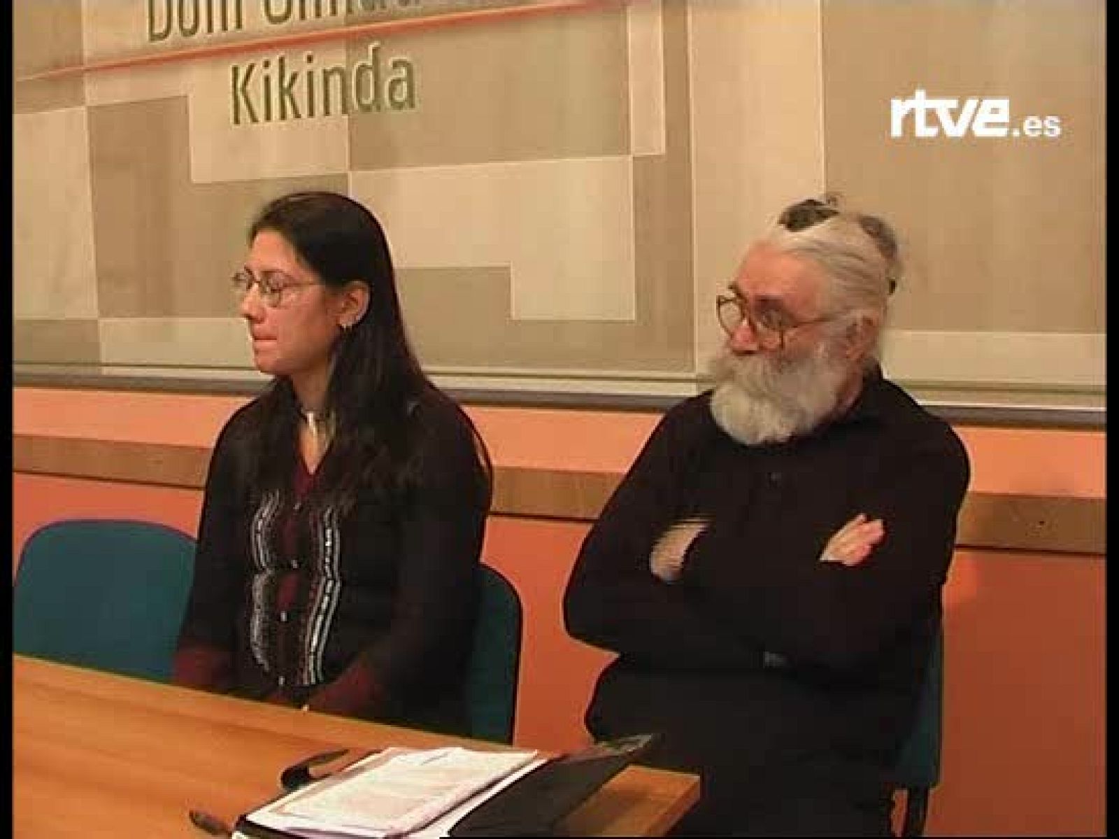 En estas imágenes de enero de 2008 se puede ver a Karadzic en una conferencia ofrecida por la revista 'Vida Sana' de la que era colaborador frecuente.