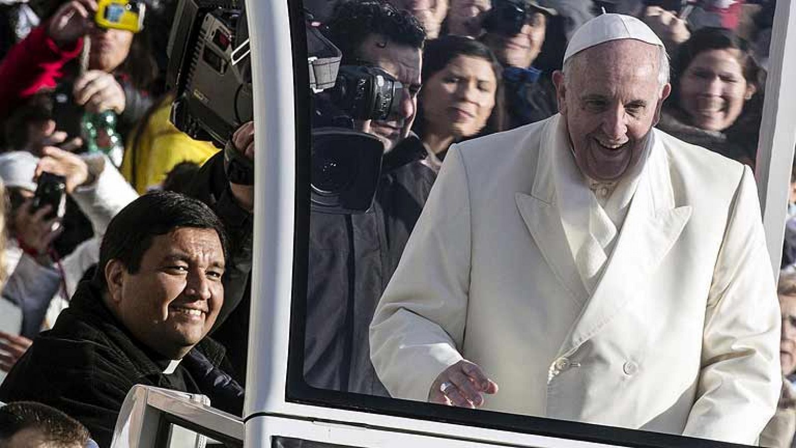 Sin programa: El papa Francisco invita a un párroco amigo a dar una vuelta en 'papamóvil' | RTVE Play