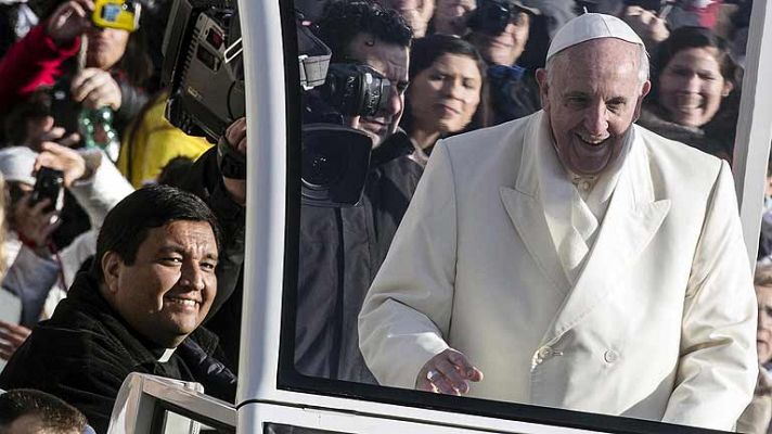 El papa Francisco invita a un párroco amigo a dar una vuelta en 'papamóvil'