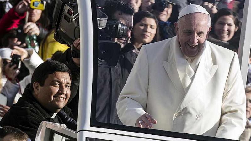  El papa Francisco invita a un párroco a dar una vuelta en 'papamóvil'