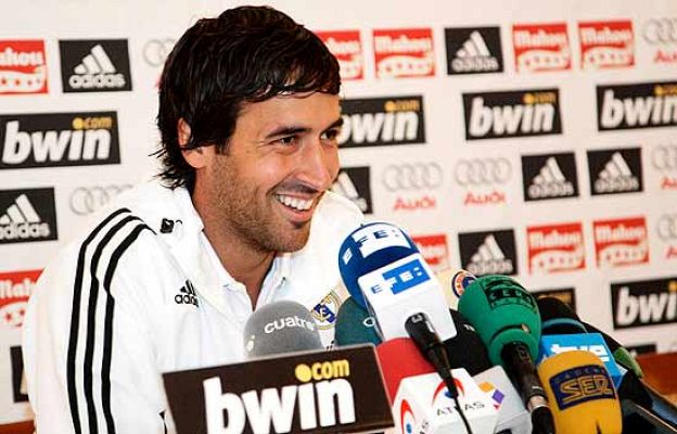  - Raúl se alegra por la selección