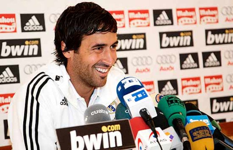 El capitán del Real Madrid, Raúl González, ha afirmado que se alegró por la victoria de la selección española en la pasada Eurocopa. 