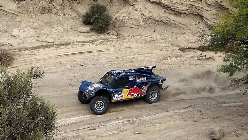 El español Carlos Sainz se ha hecho con la cuarta etapa del Rally Dakar 2014 y se ha colocado en el primer lugar de la clasificación general de coches.