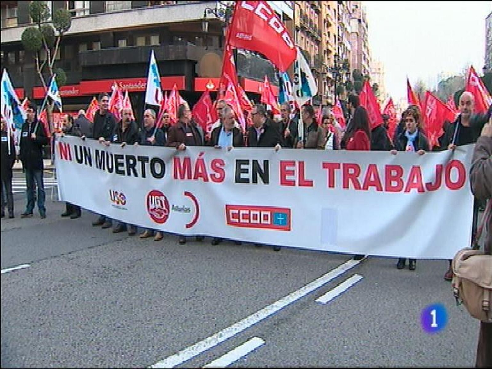  Rabia y dolor contenido este mediodía en Oviedo durante la concentración sindical tras el accidente mortal de El Musel. Esta protesta y los 5 minutos de silencio en homenaje al fallecido son ya un triste rito, que los sindicatos no están dispuestos a que se perpetúe. Reclaman más medios e inspecciones en seguirdad, sobvre todo en las empresas subcontratadas.Hacienda continúa reclamando a los emigrantes retornados deudas de hasta 25.000 euros, correspondientes a las cotizaciones de sus pensiones. Este es uno de los asuntos que se va a abordar en una jornada que ha organizado el Principado para el próximo martes en Gijón. En Asturias hay 
