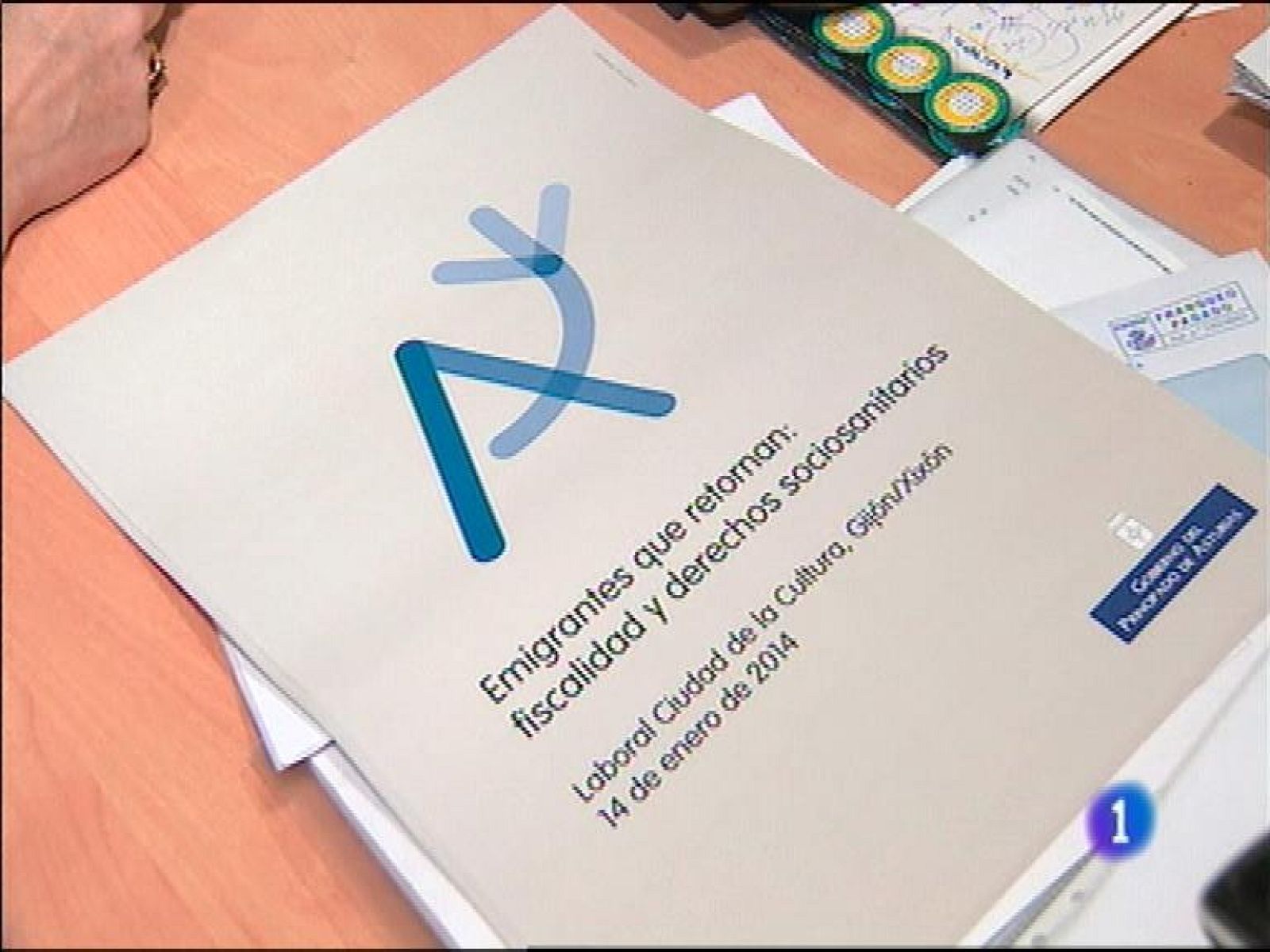  Rabia y dolor contenido este mediodía en Oviedo durante la concentración sindical tras el accidente mortal de El Musel. Los sindicatos reclaman más medios e inspecciones en seguridad.Hacienda continúa reclamando a los emigrantes retornados deudas de hasta 25.000 euros, correspondientes a las cotizaciones de sus pensiones. Este es uno de los asuntos que se va a abordar en una jornada que ha organizado el Principado para el próximo martes en Gijón. En Asturias hay cuarenta mil afectados