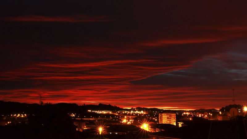 Nuboso en el área mediterránea, con lluvia débil en el Estrecho