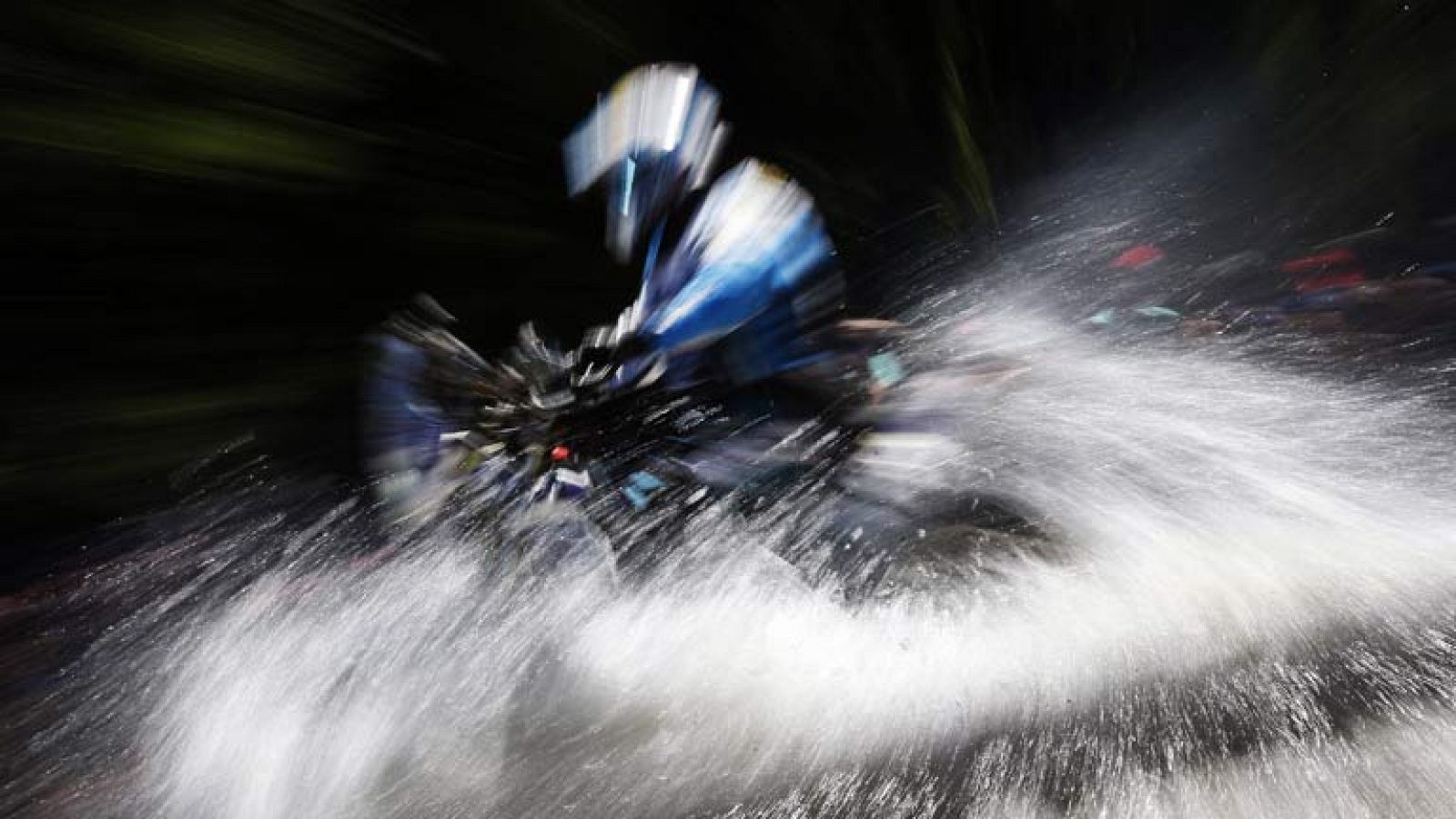 El piloto australiano protagoniza uno de los vídeos más impactantes del Really Dakar 104. Tras 27 horas pilotando para recorrer 230 kilómetros, llora, bebe y come para volverse a montar en la moto.