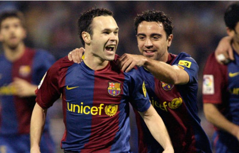 Los internacionales del F.C. Barcelona Iniesta, Xabi y Pujol se incorporan a los entrenamientos del equipo en Escocia