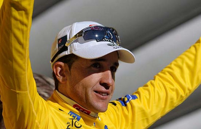 El ciclista madrileño Carlos Sastre ha dado un golpe de autoridad en el Tour de Francia tras ganar en el Alpe d'Huez tras escaparse en solitario.  