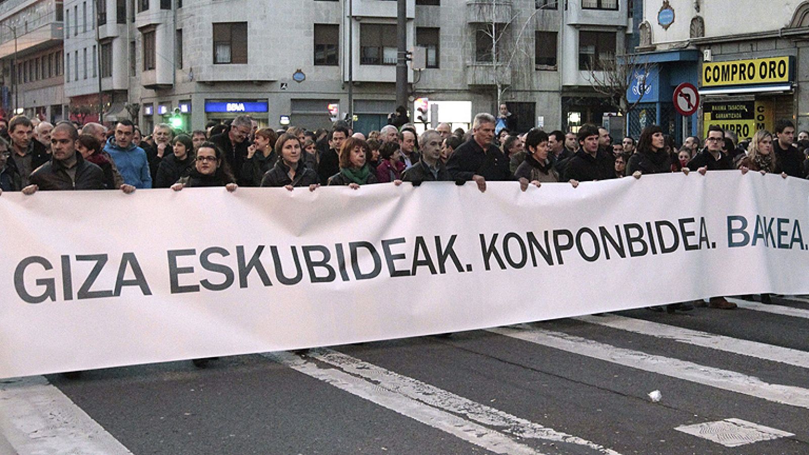 Miles de personas acuden a la manifestación convocada por el PNV y Bildu en Bilbao - Informativo 24h | Ver