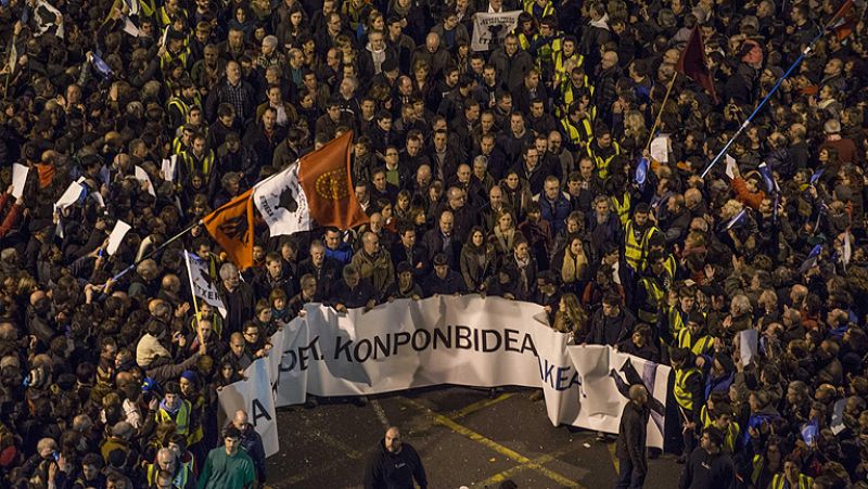Miles de personas particicipan en Bilbao en una marcha en apoyo a los presos de ETA