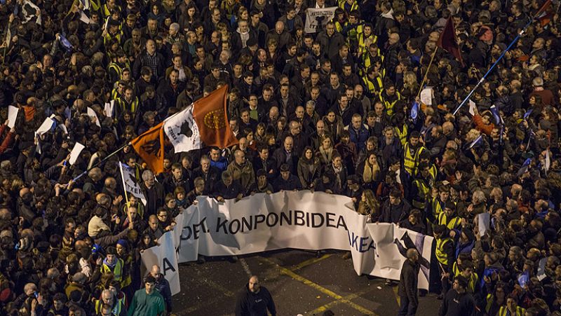 Miles de personas particicipan en Bilbao en una marcha en apoyo a los presos de ETA