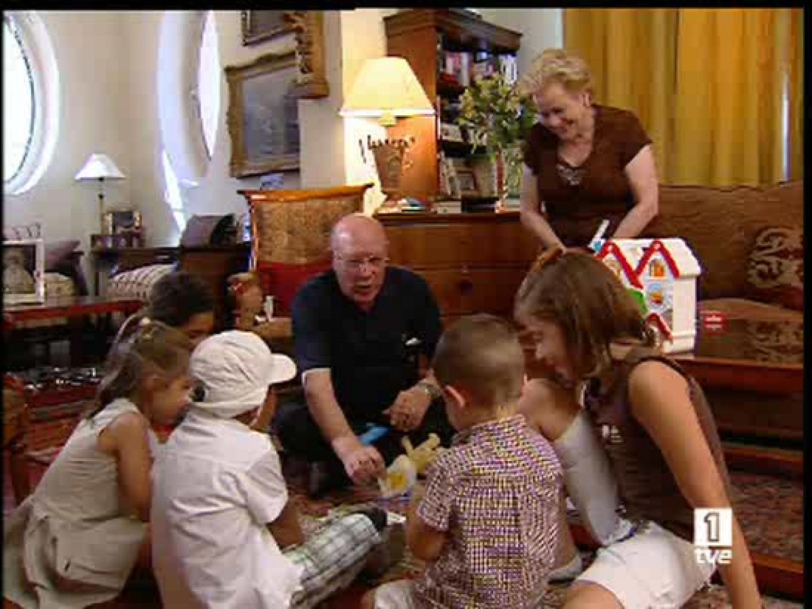 A los niños les encanta estar con sus abuelos | Ver