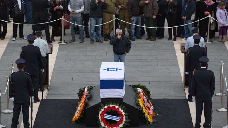 Miles de israelíes rinden homenaje al ex primer ministro Ariel Sharón