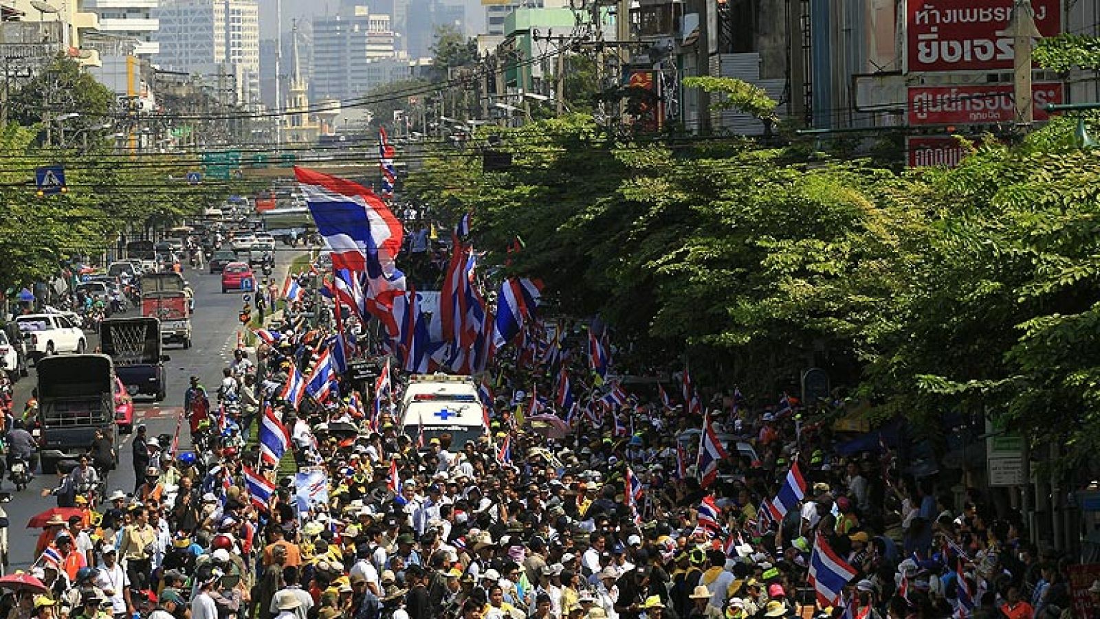 Los manifestantes antigubernamentales tailandeses se movilizan para bloquear Bangkok