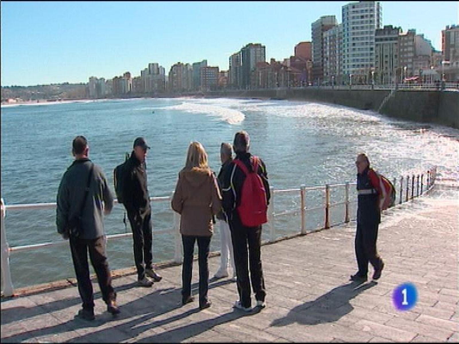  La industria en Gijón está en crisis, pero en turismo vive un gran desarrollo. Esta mañana en el ayuntamiento se celebraron los logros del plan de calidad turística, que en 10 años ha convertido a Gijón en uno de los puntos de referencia nacional para los turistas. La Foz de Morcín tiene, desde este fin de semana, cuatro nuevos Cofrades de Honor de los Nabos. Entre ellos, el padre Ángel García y el popular escritor y tertuliano Boris Izaguirre.