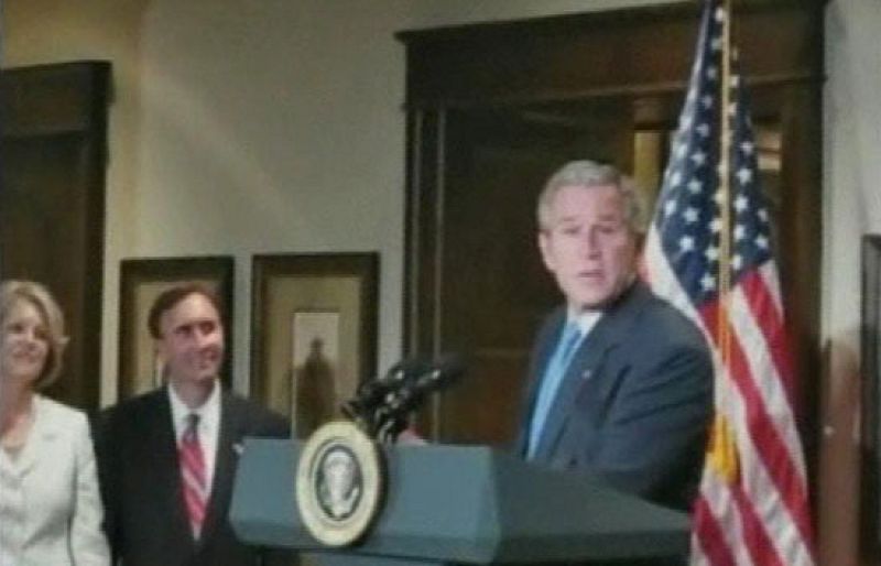 El presidente de Estados Unidos en un acto en el que creía que no le grababan bromea sobre la crisis financiera diciendo que "Wall Street se emborrachó y ahora tiene resaca".