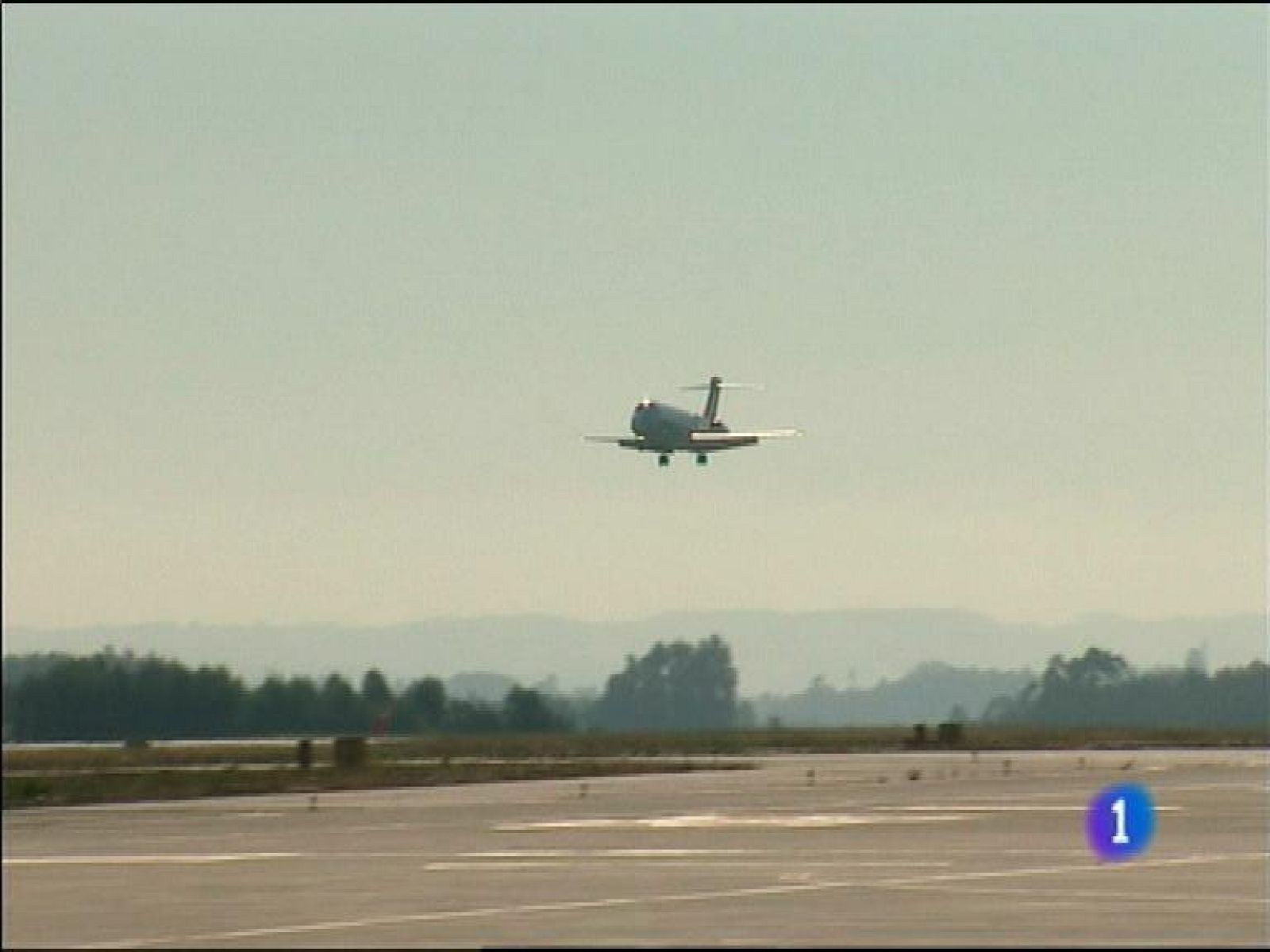  Continúa la polémica en torno al aeropuerto. Foro Asturias, a través de su senador Isidro Fernández Oblanca, ha anunciado que se opondrá en la Cámara Alta a lo que denomina guadañazo en el aeropuerto de Asturias, por la supresión de 150 metros de la pista.     La industria en Gijón está en crisis, pero en turismo vive un gran desarrollo. Esta mañana en el ayuntamiento se celebraron los logros del plan de calidad turística que en 10 años ha convertido a Gijón en uno de los puntos de referencia nacional para los turistas. 