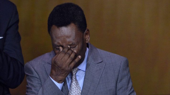 Pelé se emociona al recibir el Balón de Oro de honor