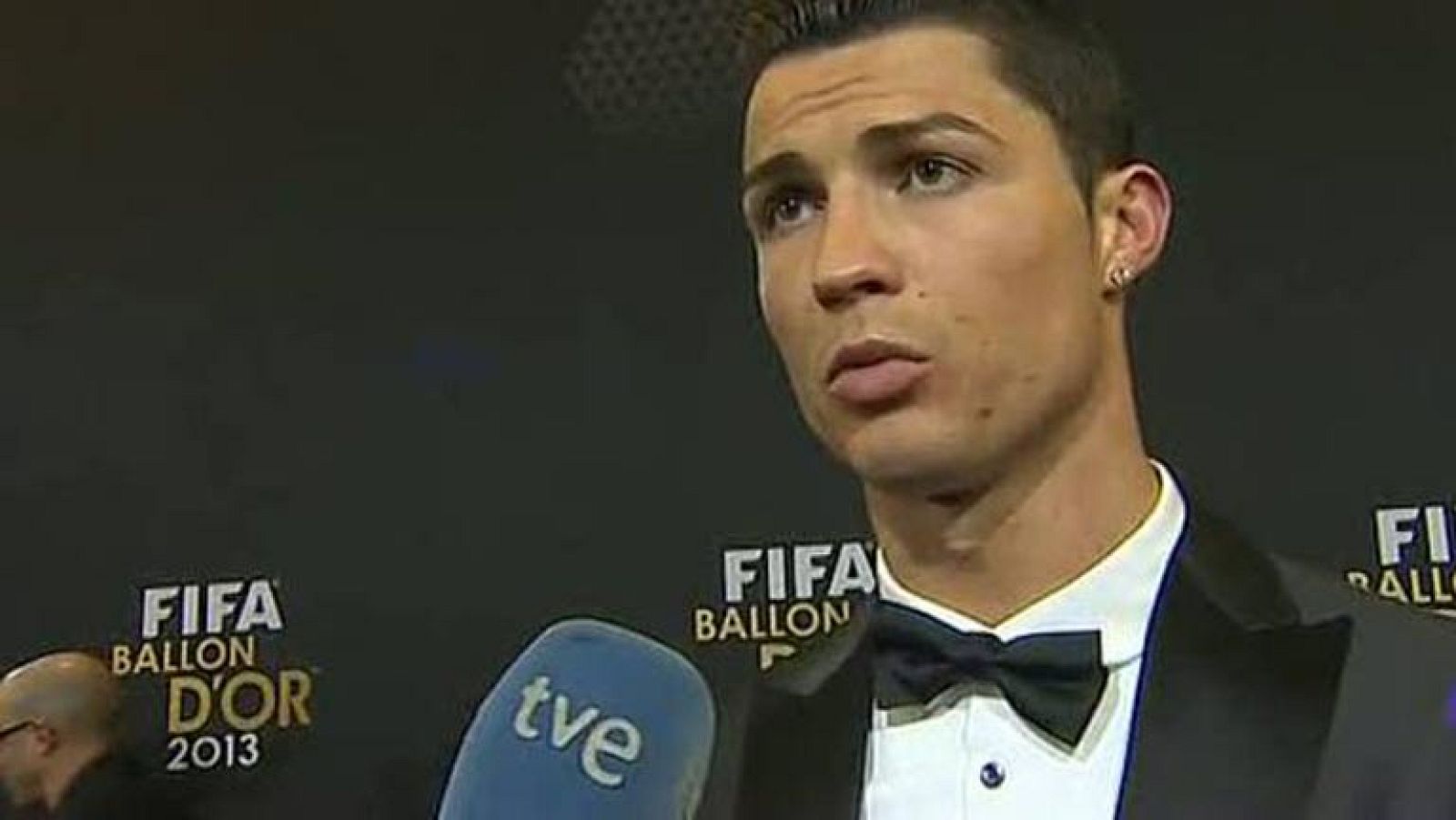 Cristiano Ronaldo se ha echado a llorar tras recibir el galardón que le distingue como el mejor jugador de 2013. El luso ha dedicado el premio a su novia, su hijo y al resto de su familia, entre lágrimas de emoción.