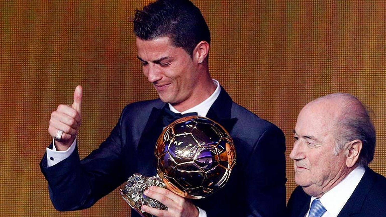 Telediario 1: Cristiano Ronaldo gana su segundo Balón de Oro | RTVE Play