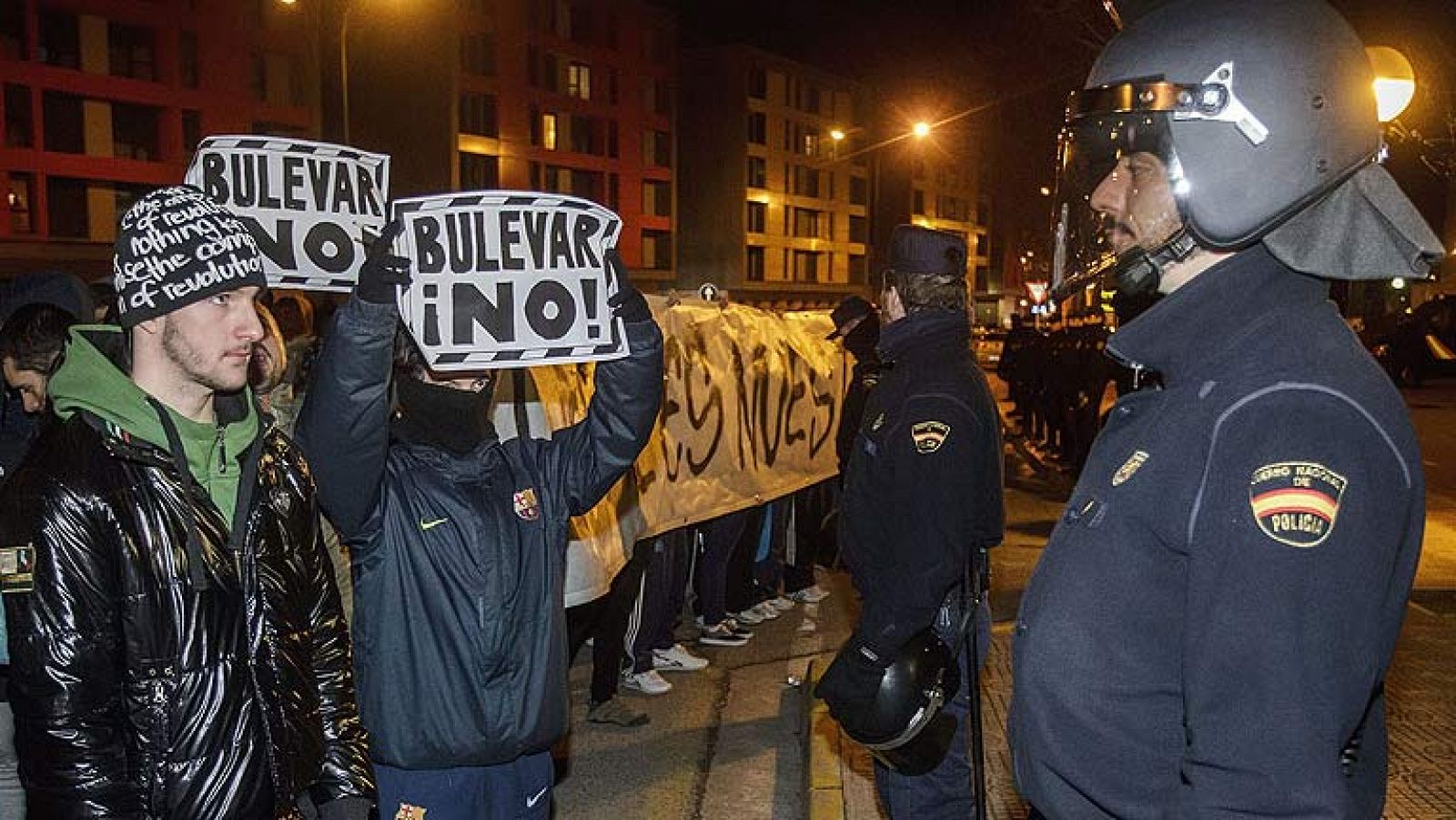 Telediario 1: Los vecinos de Burgos continúan paralizando las obras en el barrio de Gamonal | RTVE Play