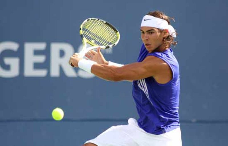 El tenista español Rafael Nadal ha vencido su primer partido del Master Series de Toronto. Tras la eliminación del suizo Roger Federer, el mallorquín tiene más cerca que nunca el número uno.