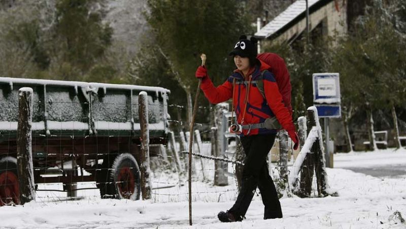 La nieve por debajo de los 1.000 metros no desanima a los peregrinos en Navarra 