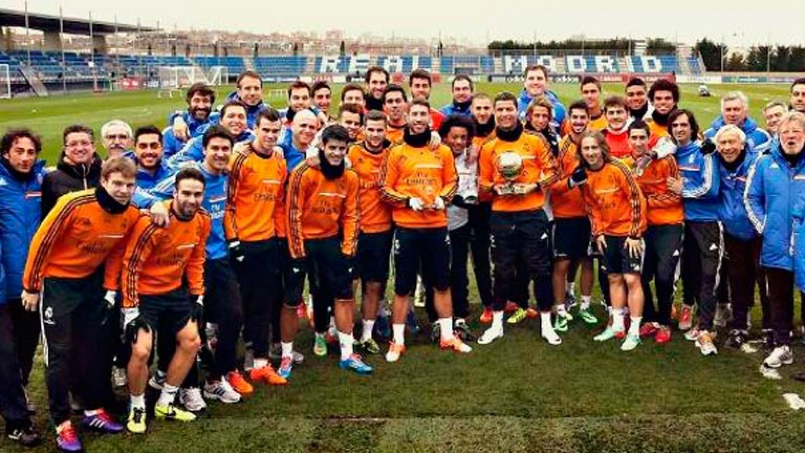 Telediario 1: Cristiano Ronaldo comparte el Balón de Oro con sus compañeros | RTVE Play