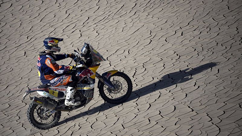 El piloto español Marc Coma ha afianzado su liderato al frente del Dakar al imponerse en la novena etapa, en la que se impuso Peterhansel en coches.