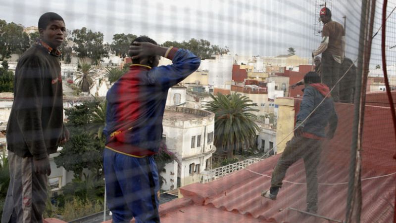 Al menos medio centenar de inmigrantes entran en Melilla en un asalto a su valla fronteriza 
