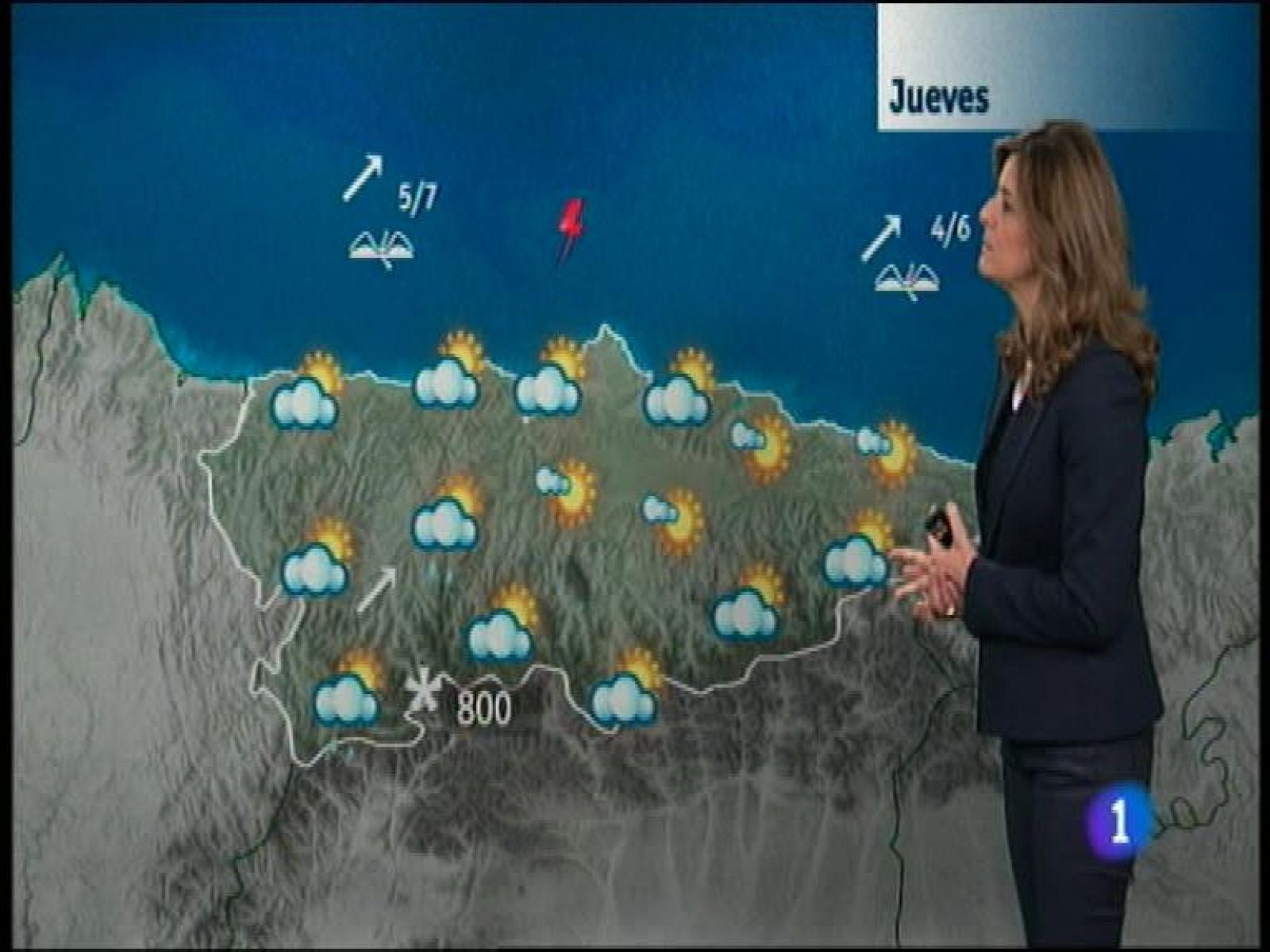  La Agencia Estatal de Meteorología (Aemet) prevé, para mañana jueves, en Asturias: cielo muy nuboso, disminuyendo la nubosidad en el litoral a partir de la mañana; precipitaciones débiles o moderadas durante la madrugada; probables precipitaciones débiles en la cordillera y zona suroccidental, durante el día.    Cota de nieve en torno a 900 metros. Descenso ligero de las temperaturas; heladas débiles en zonas altas.Viento de suroeste flojo a moderado con intervalos de fuerte en la mitad occidental y zonas altas. 