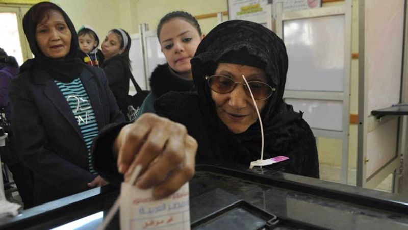 Menos afluencia en el segundo y último día del referéndum sobre la nueva Constitución en Egipto 